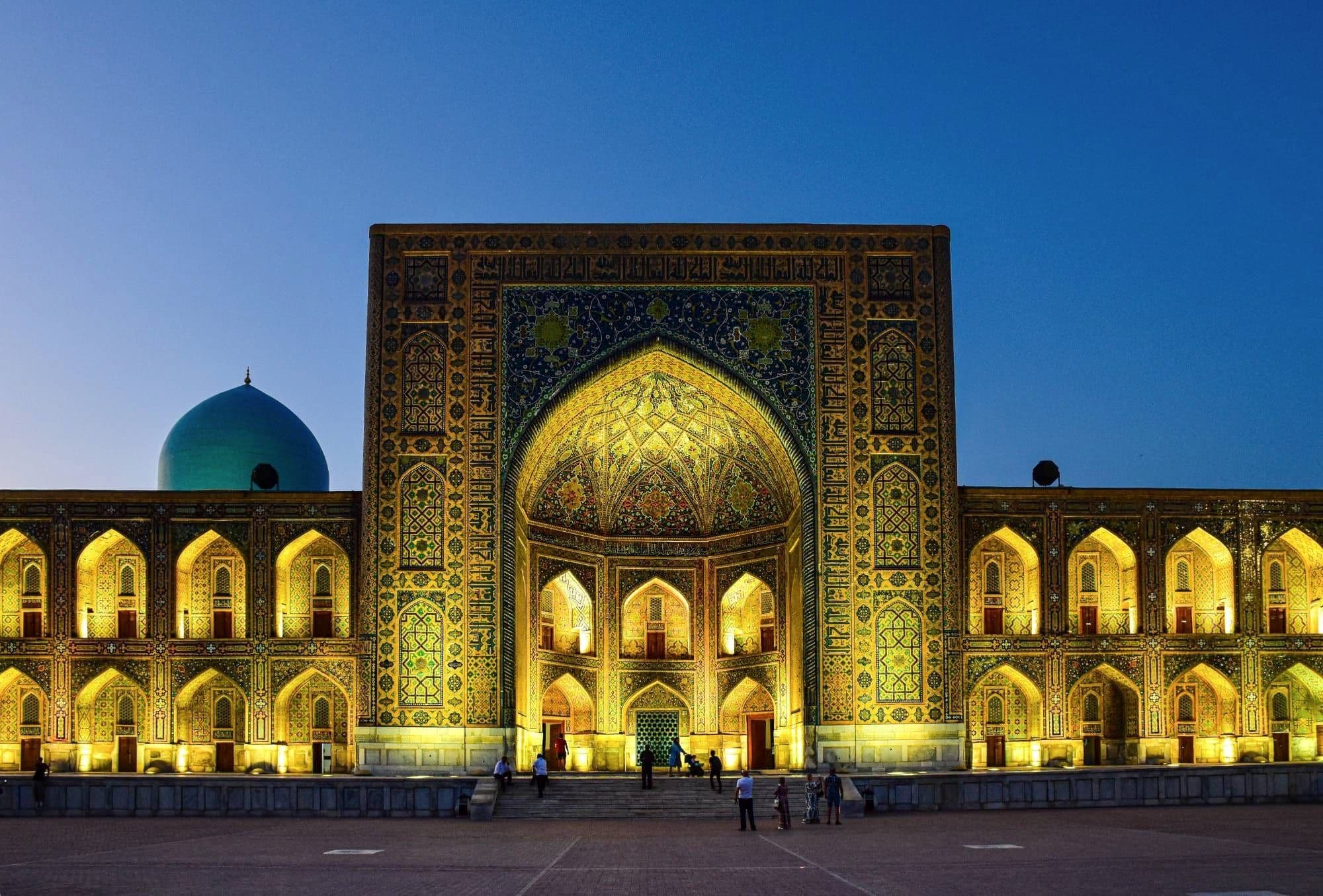 Samarqand, Registondagi Tillakori madrasasi: yoritilgan koshinli peshtoq, ikki qavat ravoqli tokchalar va feruza gumbaz