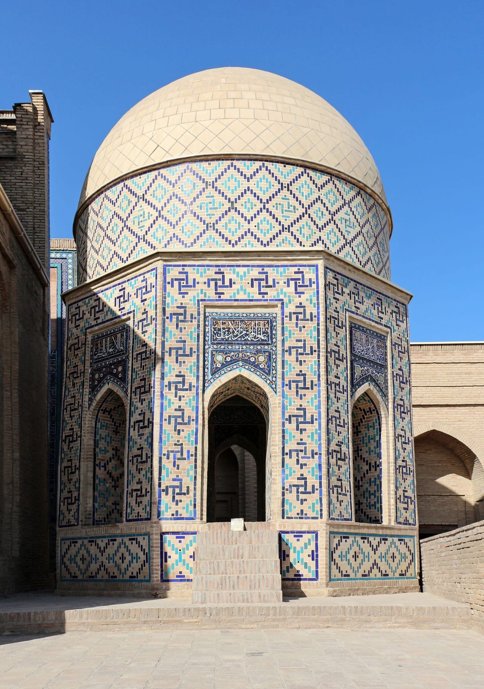 Octagonal mausoleum at Shah-i-Zinda, Samarkand: walls of blue and turquoise tile, open arches and a pale tiled dome